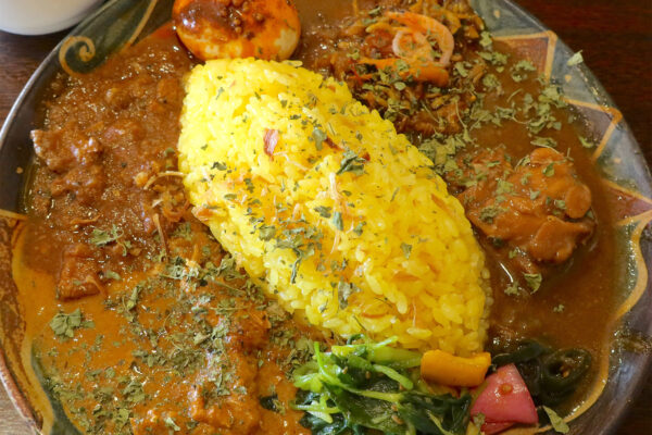 首里「穀雨Curry」でタマリンド＆ライムの酸味がおいしいシラスカレー入り４種盛りカレー