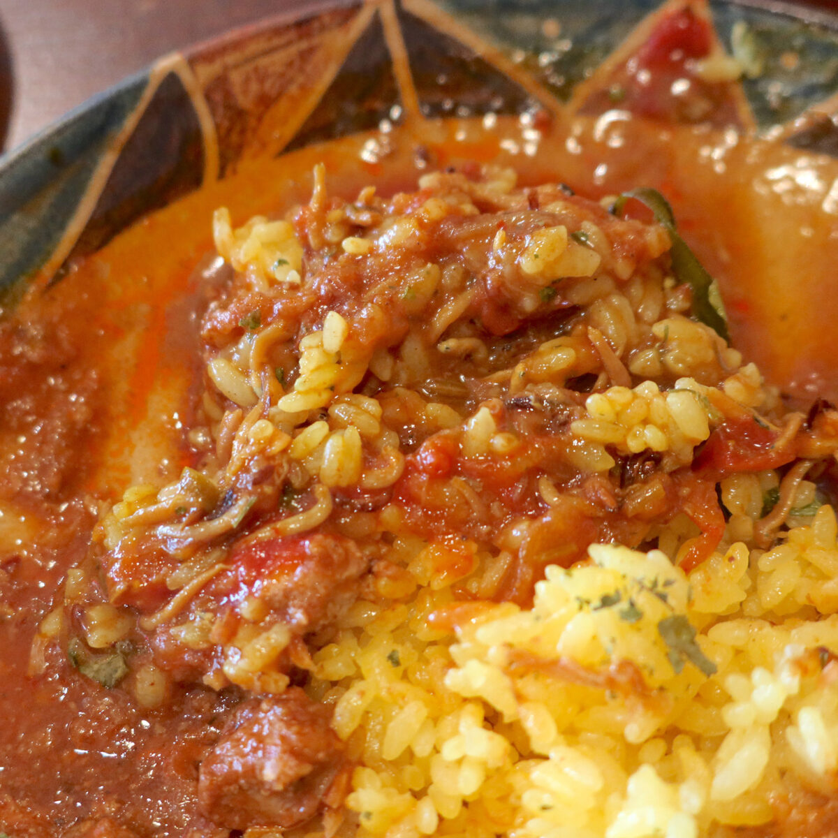 ポークヴィンダルーとしらすカレーを混ぜて