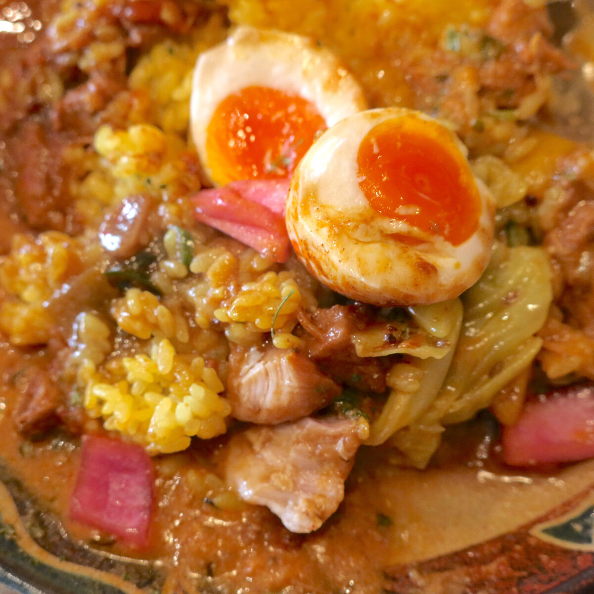 チキン２種と半熟玉子のアチャールを組み合わせ