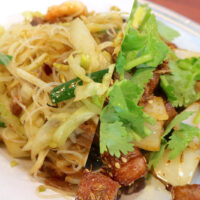 那覇・儀保「金燕楼 首里店」でラム肉トッピングの五目焼きビーフン＆パクチー押し豆腐