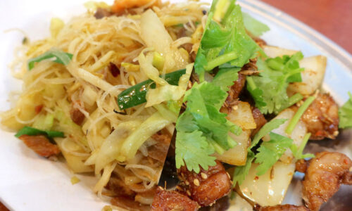 那覇・儀保「金燕楼 首里店」でラム肉トッピングの五目焼きビーフン＆パクチー押し豆腐