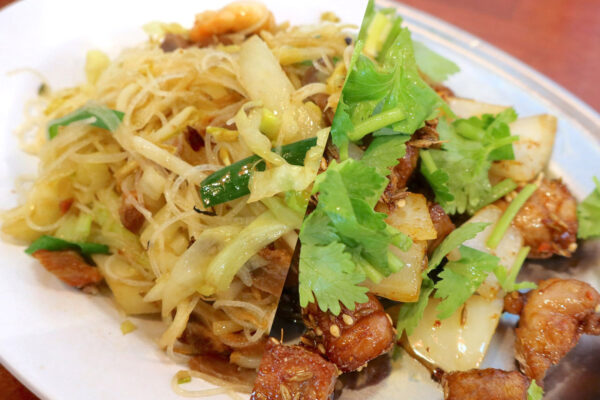 那覇・儀保「金燕楼 首里店」でラム肉トッピングの五目焼きビーフン＆パクチー押し豆腐
