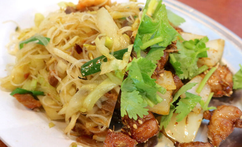 那覇・儀保「金燕楼 首里店」でラム肉トッピングの五目焼きビーフン＆パクチー押し豆腐