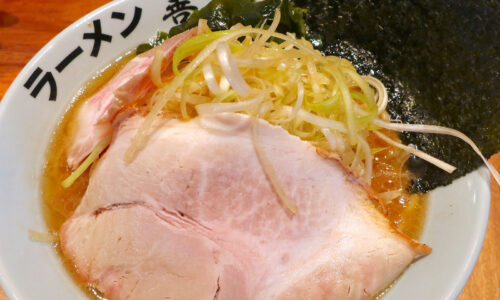 那覇・首里「ラーメン善家」でネギとワカメ入りのネオ家系ラーメン