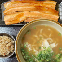 那覇・首里「きんそば」で大きな三枚肉そば、からの、よもぎ練り込み麺の替え玉