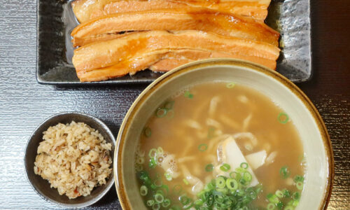 那覇・首里「きんそば」で大きな三枚肉そば、からの、よもぎ練り込み麺の替え玉