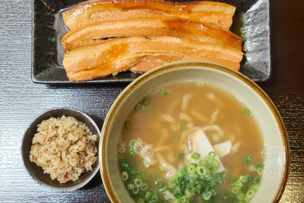 那覇・首里「きんそば」で大きな三枚肉そば、からの、よもぎ練り込み麺の替え玉