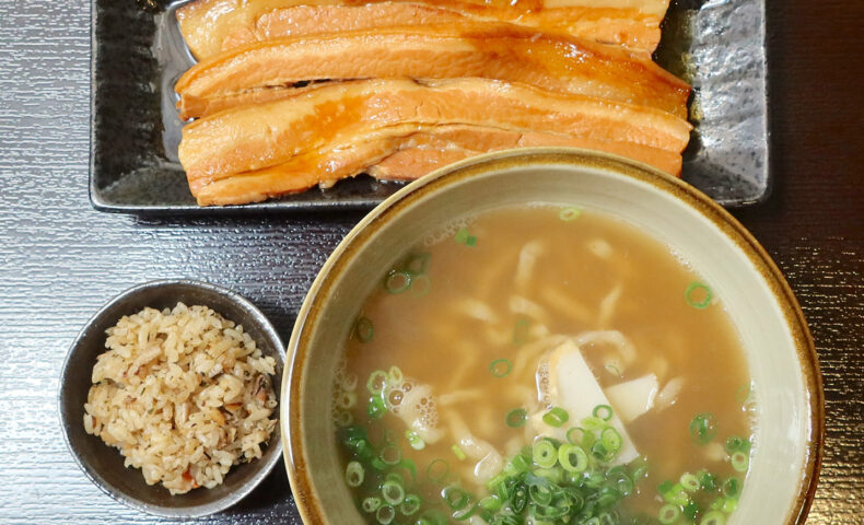 那覇・首里「きんそば」で大きな三枚肉そば、からの、よもぎ練り込み麺の替え玉