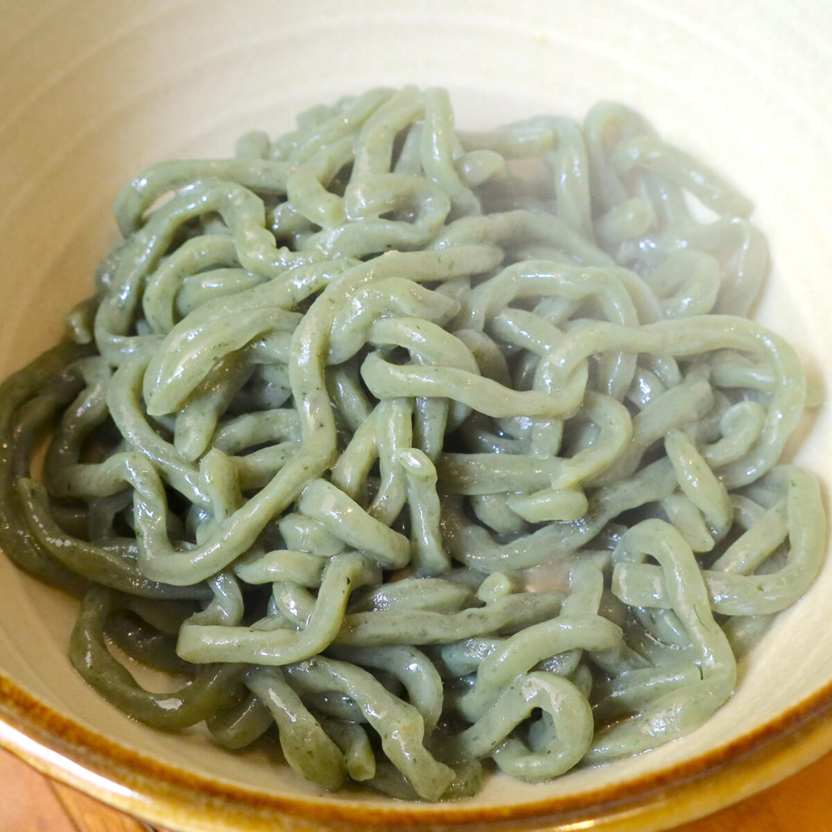 替え玉・生よもぎ練り込み麺（250円）