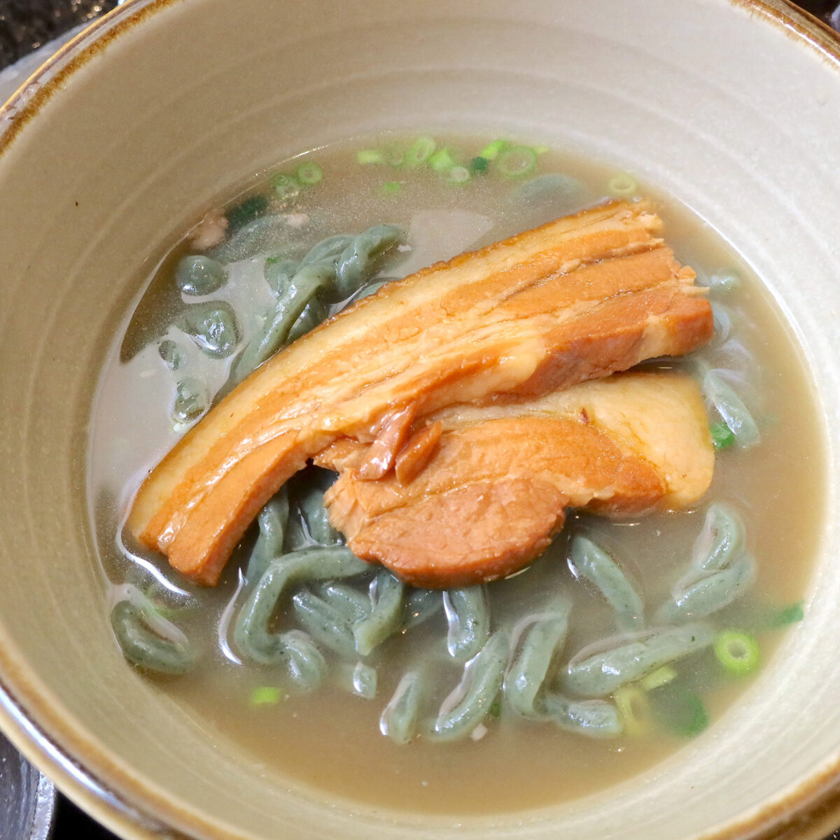 最後は三枚肉をのせて