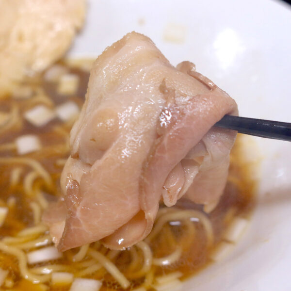 お肉を頬張る