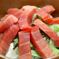 今だけ！ 沖縄近海の天然生本まぐろの中トロを使って自家製・鉄火丼