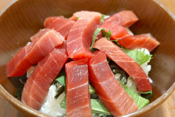 今だけ！ 沖縄近海の天然生本まぐろの中トロを使って自家製・鉄火丼