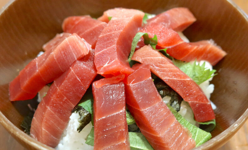 今だけ！ 沖縄近海の天然生本まぐろの中トロを使って自家製・鉄火丼