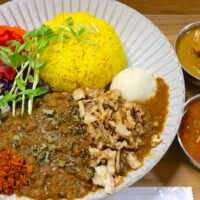 那覇「大道CurryChan」で骨付きチキンスパイスカレーと２種類のカレーセット