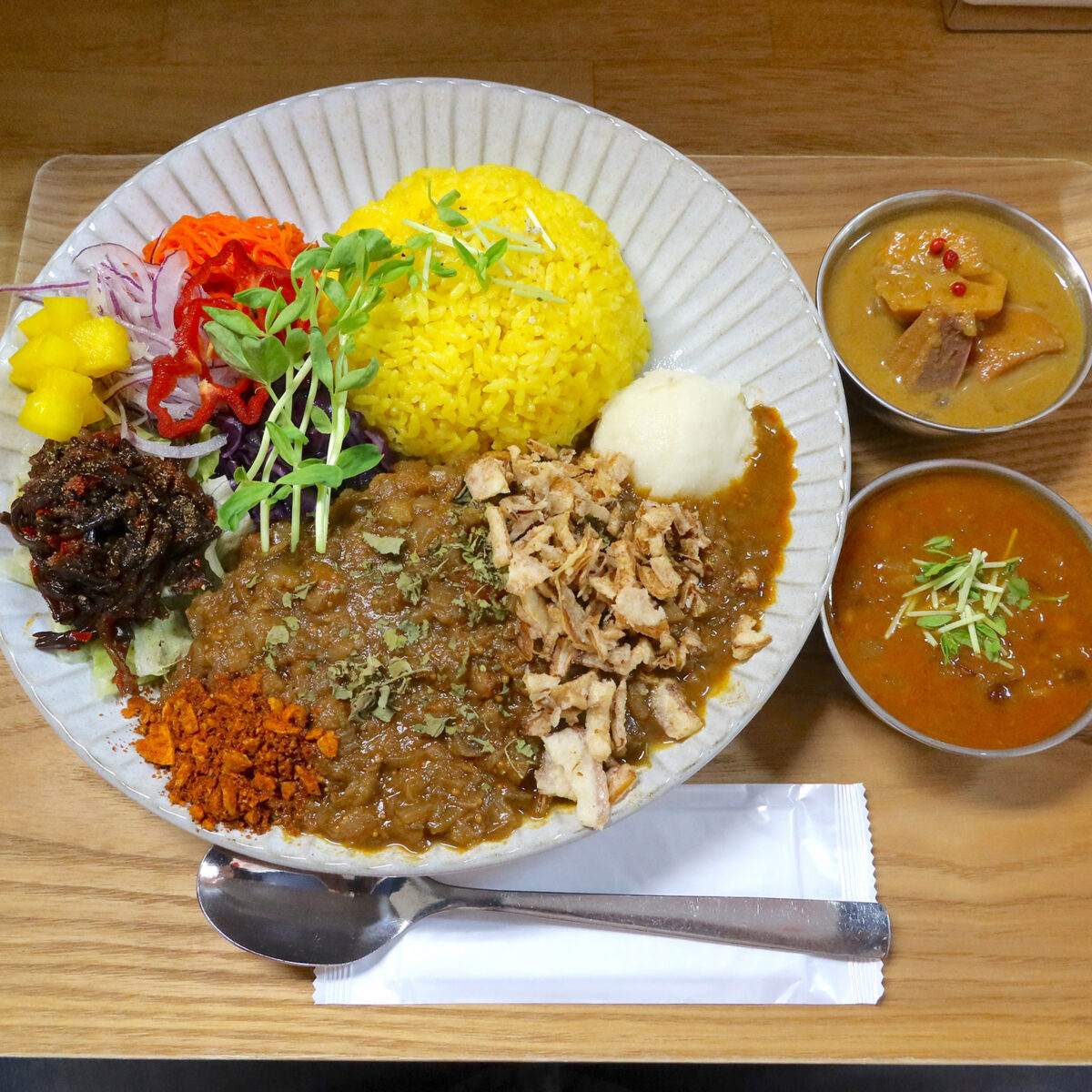 骨付きチキンスパイスカレー（1,300円）＆セット（300円）