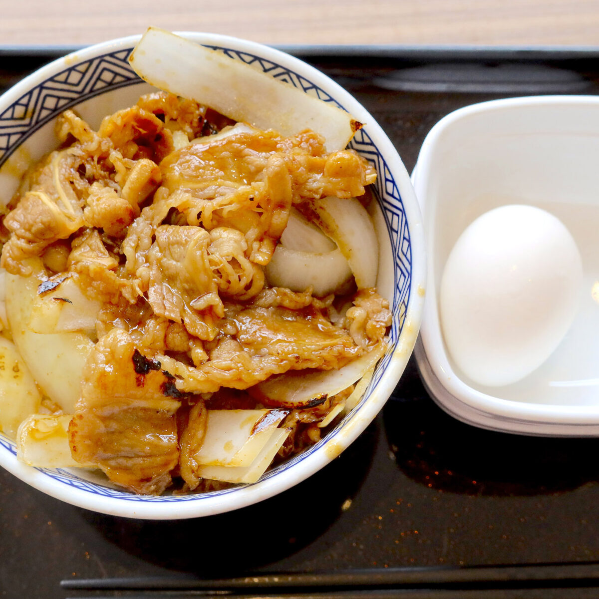 牛焼肉丼 並（718円）＋半熟玉子（118円）