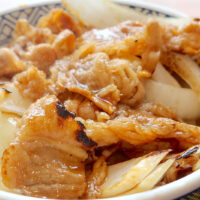 薄切り牛バラ肉のおいしい食べ方！ 吉野家の新作・牛焼肉丼＋半熟玉子