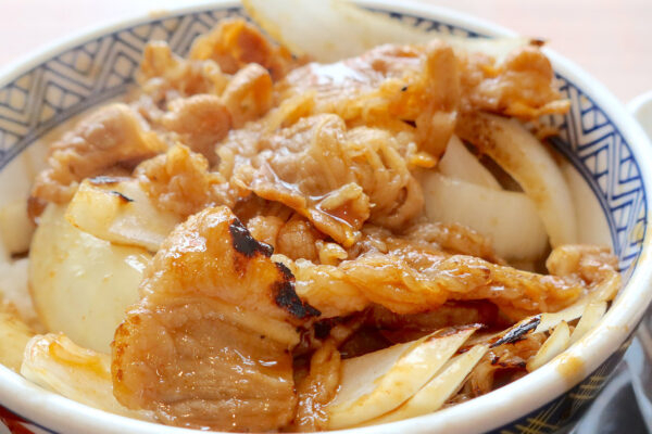 薄切り牛バラ肉のおいしい食べ方！ 吉野家の新作・牛焼肉丼＋半熟玉子