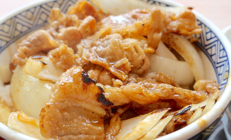 薄切り牛バラ肉のおいしい食べ方！ 吉野家の新作・牛焼肉丼＋半熟玉子