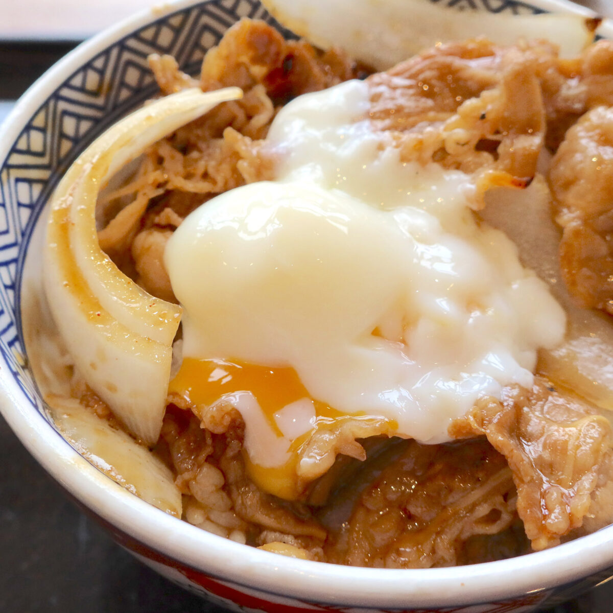半熟玉子を落とす