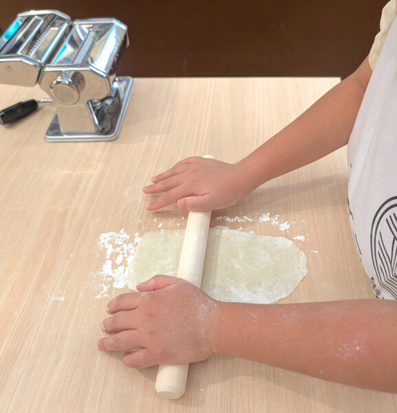麺棒でのばして…