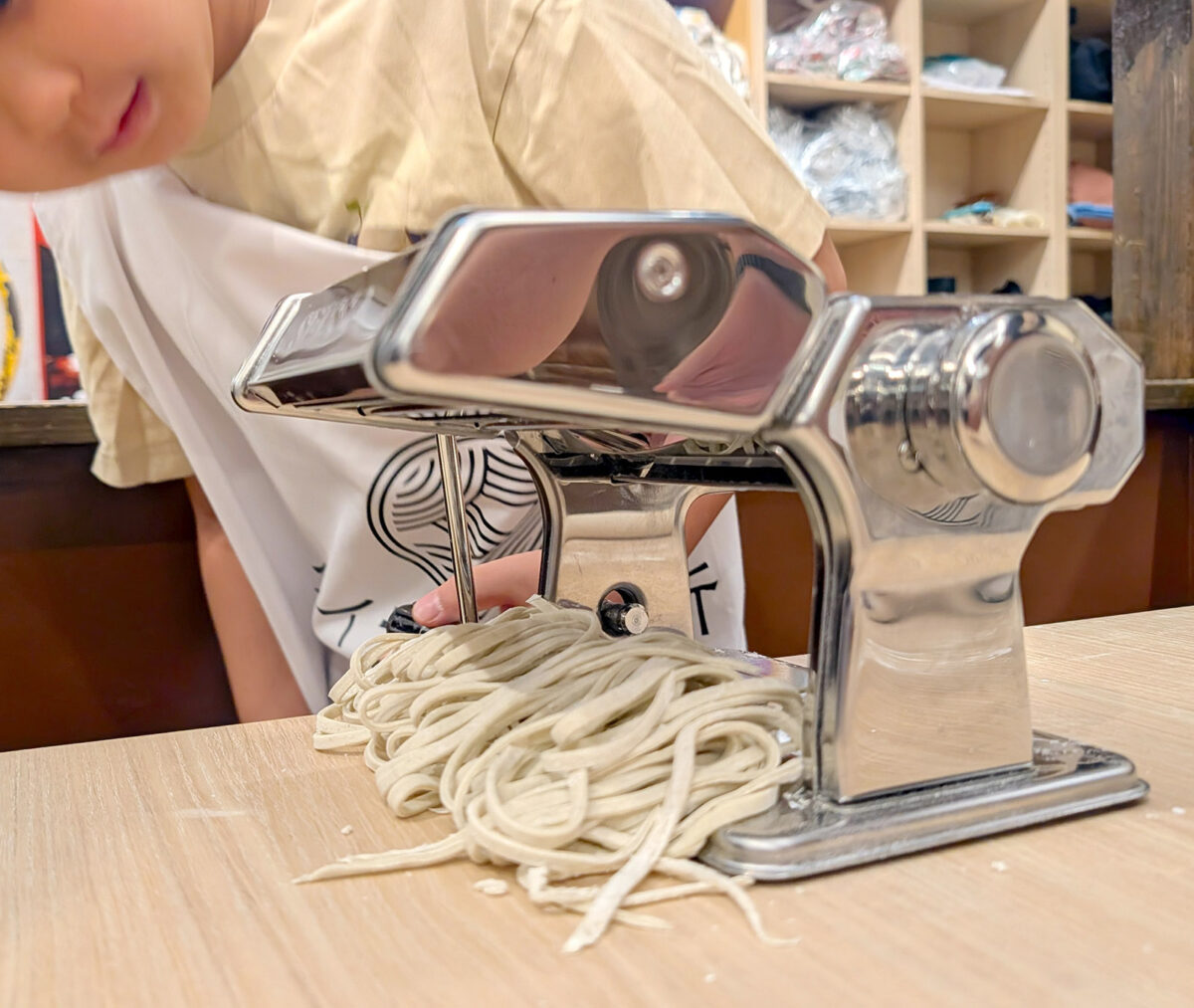 マシンでのばして、カットして…