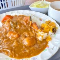北中城村「漫画喫茶・さんすうカフェ」でかぼちゃカレー。ライカム近くで落ち着けるランチ