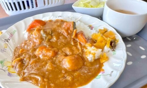 北中城村「漫画喫茶・さんすうカフェ」でかぼちゃカレー。ライカム近くで落ち着けるランチ