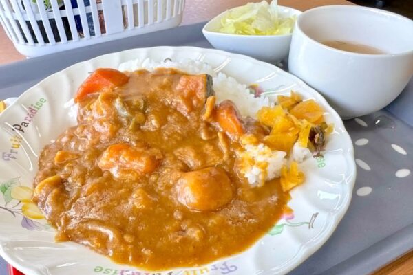 北中城村「漫画喫茶・さんすうカフェ」でかぼちゃカレー。ライカム近くで落ち着けるランチ