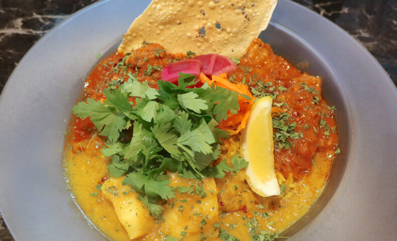 那覇「ONE TWO CURRY OKINAWA」ですっきりバスマティライスの３種盛りカレー