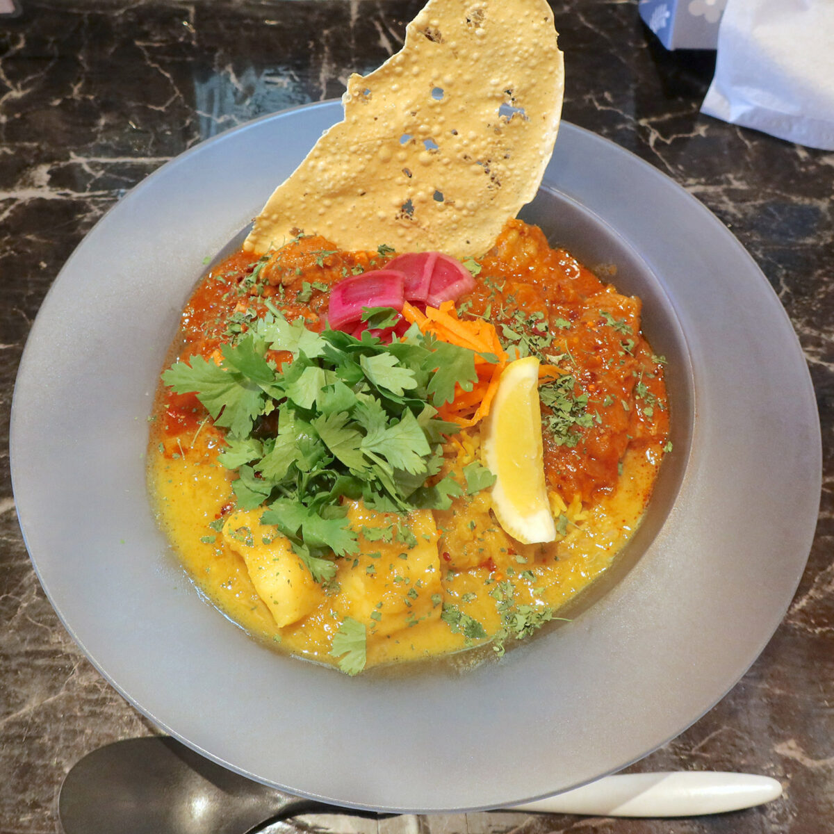 ３種盛りカレー（1,600円）＋パクチー（100円）