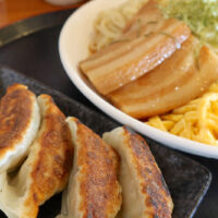 餃子も人気の沖縄そば屋「東江そば」で冷やし中華そば＆自家製餃子