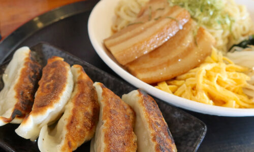 餃子も人気の沖縄そば屋「東江そば」で冷やし中華そば＆自家製餃子