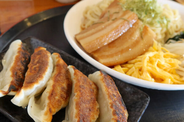 餃子も人気の沖縄そば屋「東江そば」で冷やし中華そば＆自家製餃子