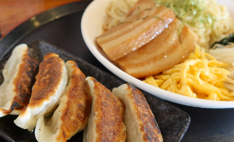 餃子も人気の沖縄そば屋「東江そば」で冷やし中華そば＆自家製餃子
