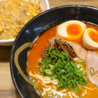 牧志「麺屋なりよし」で辛味のある豚骨スープがうまい味玉赤ラーメン＆半チャーハン