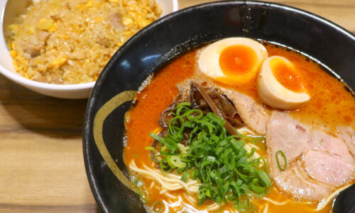 牧志「麺屋なりよし」で辛味のある豚骨スープがうまい味玉赤ラーメン＆半チャーハン