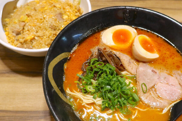 牧志「麺屋なりよし」で辛味のある豚骨スープがうまい味玉赤ラーメン＆半チャーハン