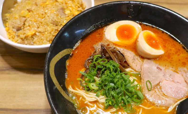 牧志「麺屋なりよし」で辛味のある豚骨スープがうまい味玉赤ラーメン＆半チャーハン