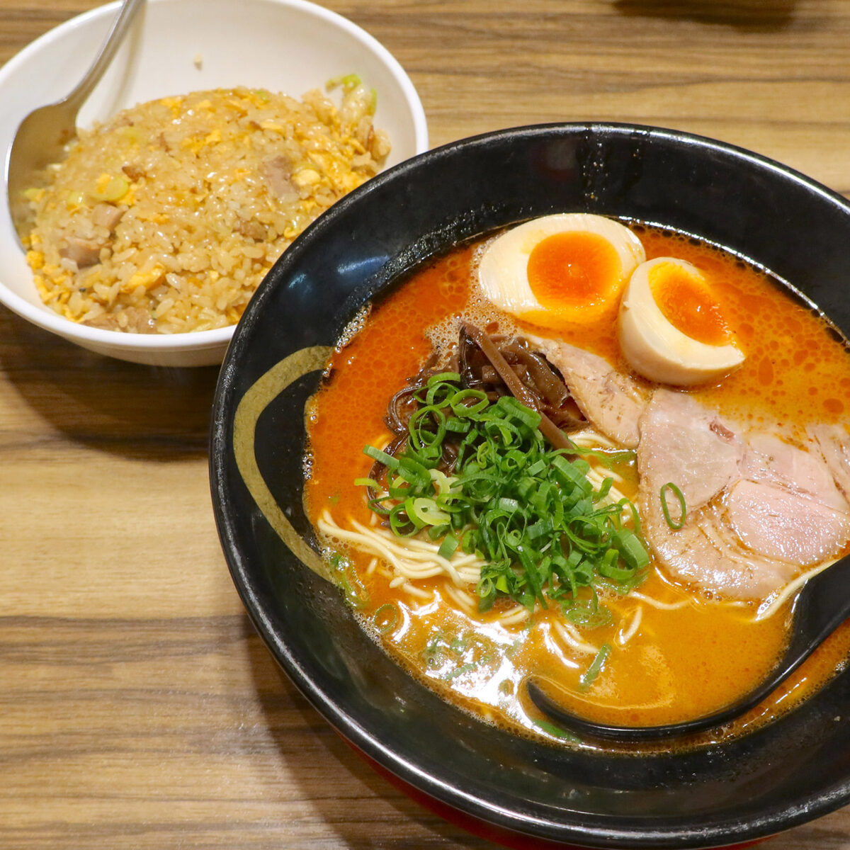 味玉赤ラーメン（1,100円）＆半チャーハン（450円）