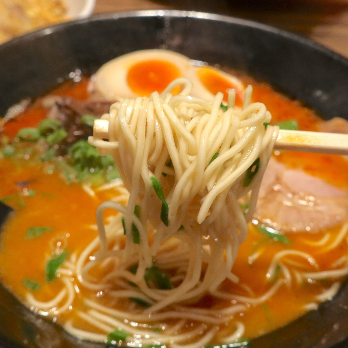 豚骨スープが絡む細麺