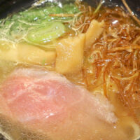 スシローのコラボラーメン・香味清湯 塩らーめんは寿司との相性抜群だった。