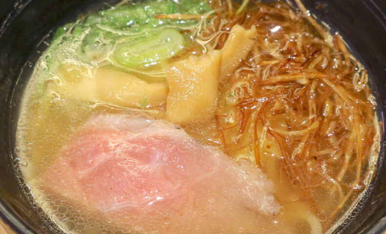 スシローのコラボラーメン・香味清湯 塩らーめんは寿司との相性抜群だった。
