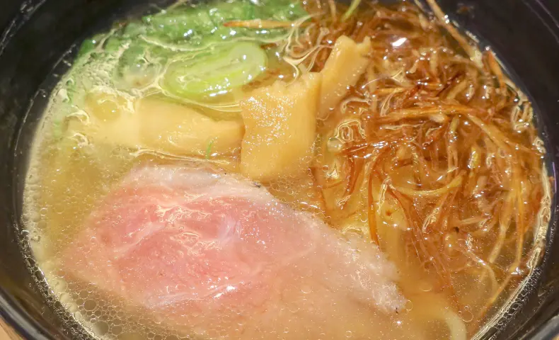 スシローのコラボラーメン・香味清湯 塩らーめんは寿司との相性抜群だった。