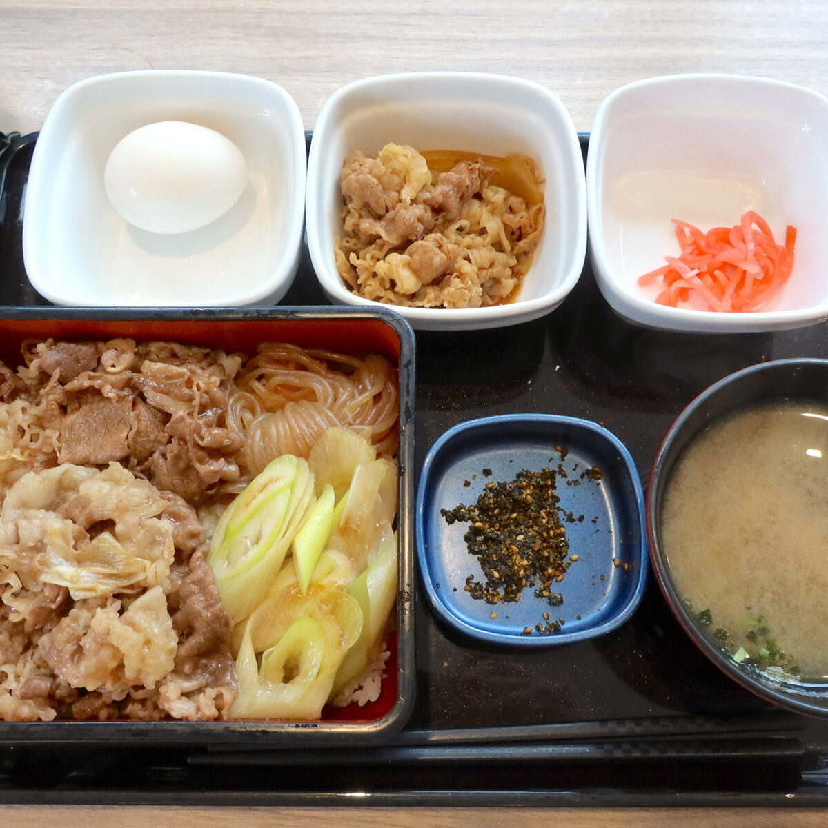 絶品牛重（1,207円）＋半熟玉子（118円）＋肉だく（222円）
