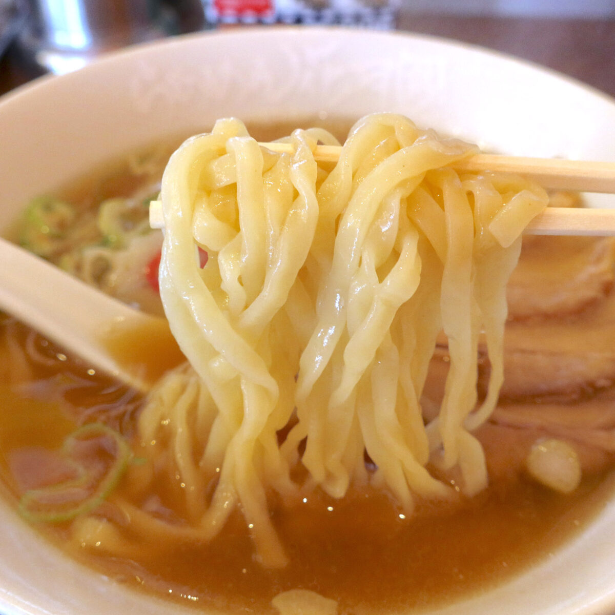 平打ち縮れ麺