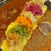那覇・西町「Kenken Spice」でレモンのコンフィ香るターメリックジンジャーポークカレー＆やんばるポークビンダルー