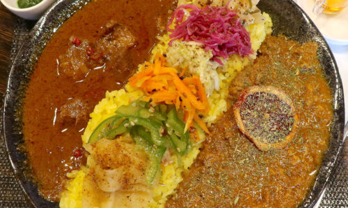 那覇・西町「Kenken Spice」でレモンのコンフィ香るターメリックジンジャーポークカレー＆やんばるポークビンダルー