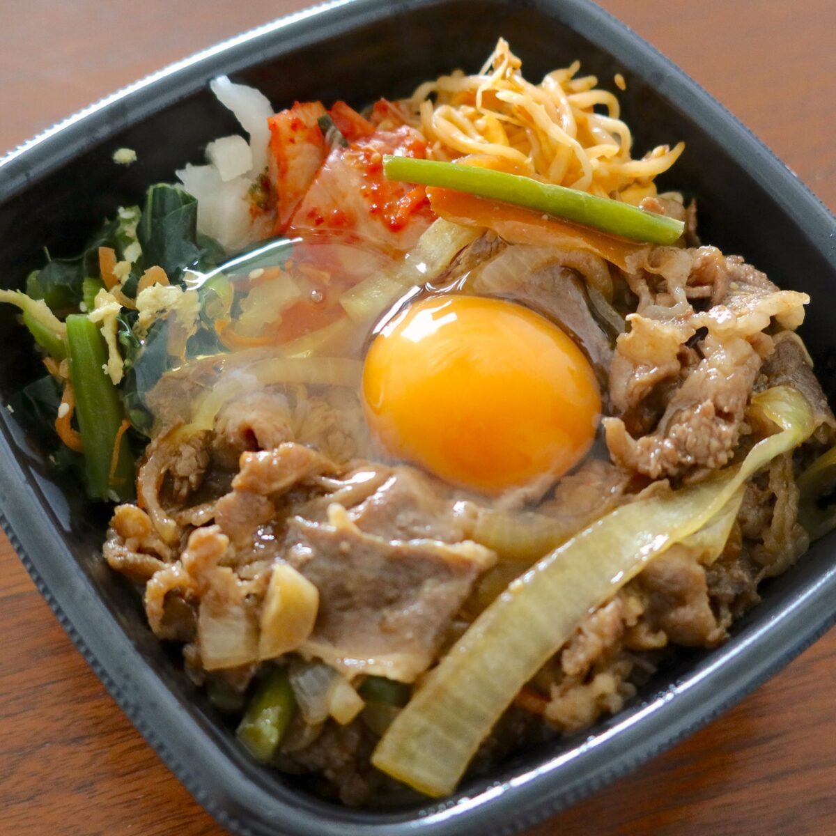 生玉子をのせて